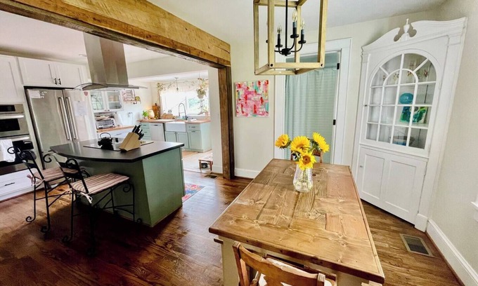 Ironto Casa | Pleasant Cottage Sunrise & Sunset Mountain Views