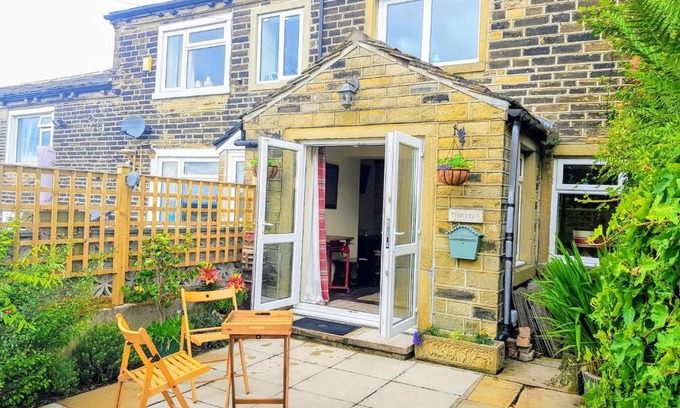 Halifax Casa | Plough Cottage 1830’s Miners Cottage Halifax