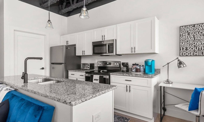 Nashville Condominio | Plus One - Pet Friendly ~ Unique Reclaimed Commercial Space ~ 8 Min to Downtown