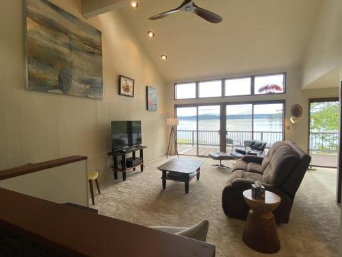 Gig Harbor Casa | PNW MCM 155ft Private Waterfront Gem on Raft Island with Hot Tub