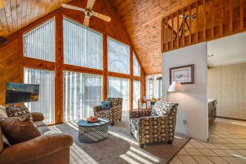 Aquashicola Casa | Poconos Cabin on 3 Acres - 5 Mi to Blue Mountain!