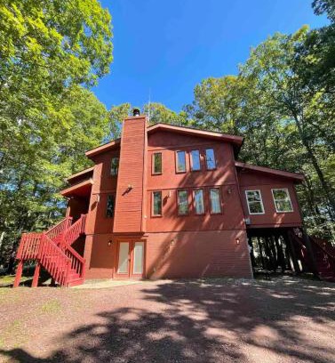 East Stroudsburg Casa | Poconos Chalet -Kayaks- HotTub-Karaoke-Lake