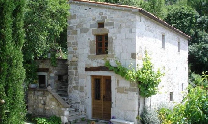Podpec Cabaña | Podpec: Casa histórica rodeada de vegetación con absoluta privacidad