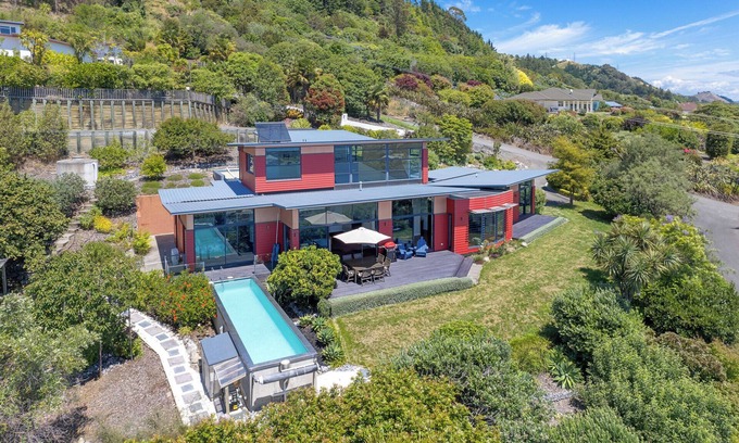 Richmond Casa | Pohutukawa House - Modern Home with Swimming Pool and Stunning Panoramic Views