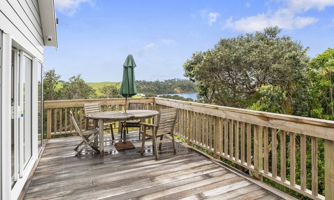 Mahurangi East Casa | Pohutukawa Paradise - Martins Bay Holiday Home