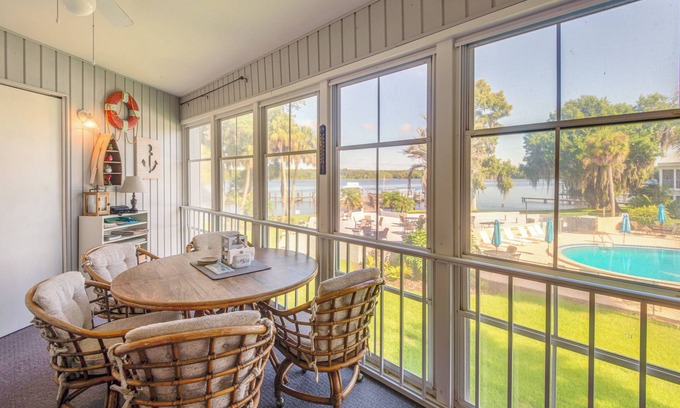 Welaka Condominio | Pool Access & Lanai: Riverfront Welaka Condo!