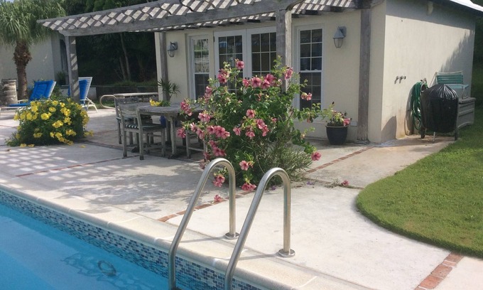 Smith's Cabaña | Pool House Studio In A Garden Setting (con cargador Twizy)