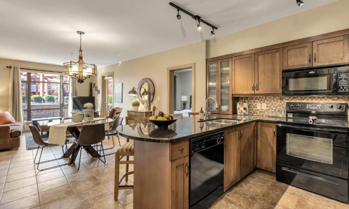 South Pandosy Apartamento | Pool Level 3 bedroom at Fabulous Resort #331