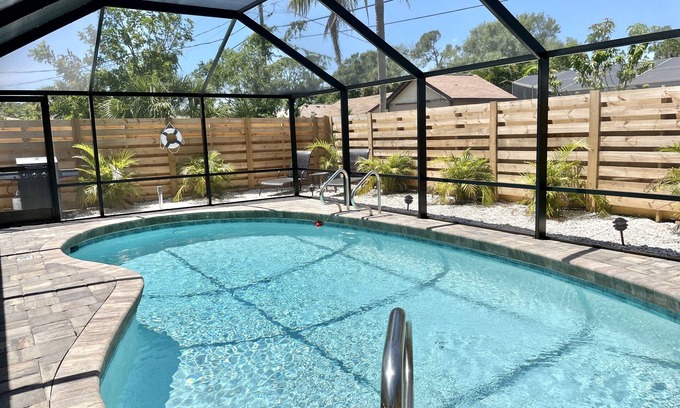 South Venice Casa | Poolside Oasis with heated pool-7 min to beach-2 King beds