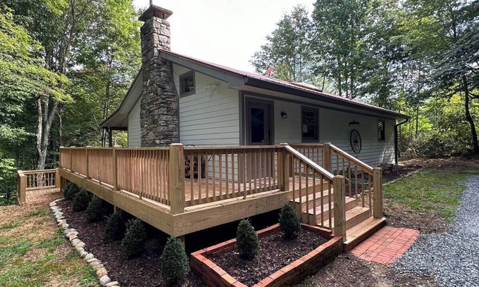 Cullowhee Cabina | Pop's Peak is a charming 3-bdr 3-bath cabin with WiFi, AC at Lake Glenville