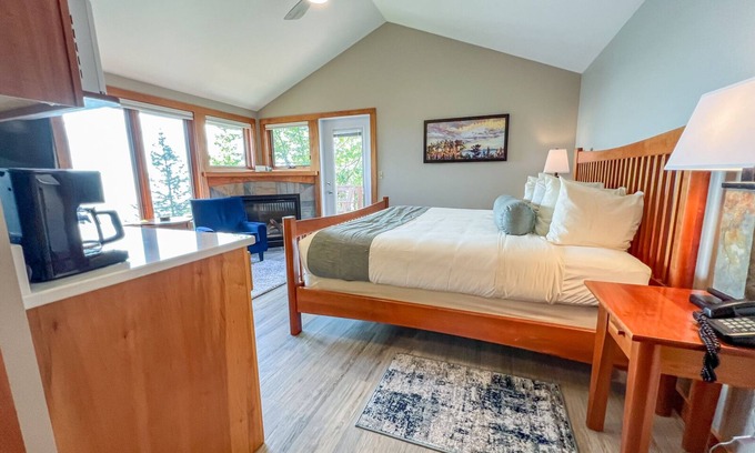 Lutsen Hotel | Poplar River Condos 513 - Lake Superior - Lutsen, MN