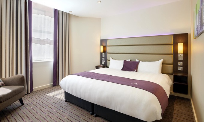 Havering Hotel | Premier Inn London Romford - Mercury Gardens