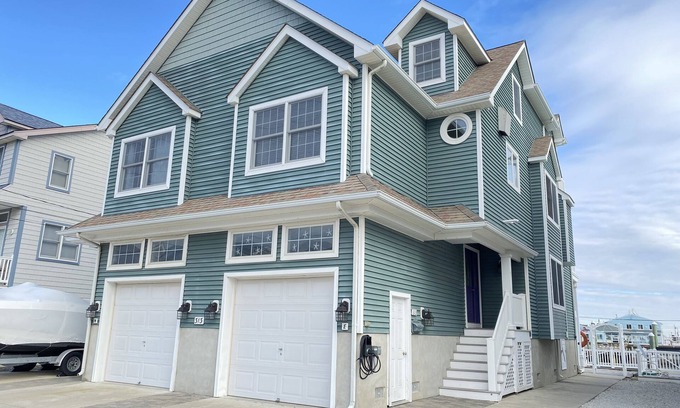 Sea Isle City Casa | Propiedad premium frente a la bahía en el lugar 44 con deslizamiento de barco (sin grupos / solo familia)
