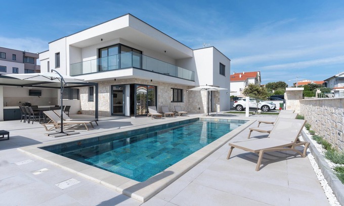 Mandre Villa | Prestige Villa COMPADRE Luxury Retreat in Mandre