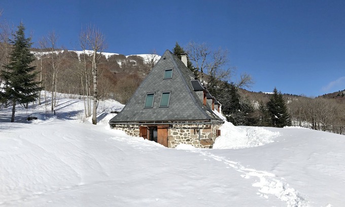 Saint-Jacques-des-Blats Villa | Buron stone house-villa en el corazón del parque volcánico de Auvernia