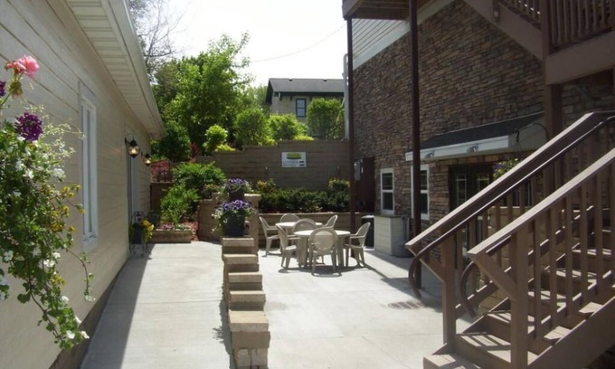 Waukesha Hotel | Price Pointe Inn