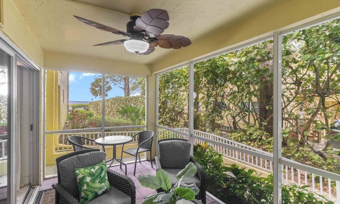 Whitney Beach Hotel | Beach Castle # 9: 2 BR / 2 BA Resort en Longboat Key por RVA, para 6 personas