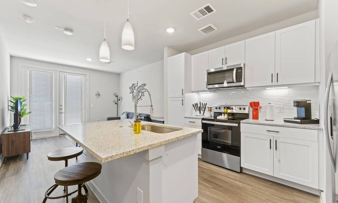 Windsor Park Apartamento | Prime Soco Charming 1BR King Suite w Pool Parking