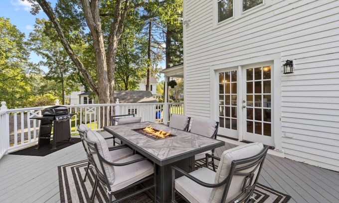 West Hartford Casa | Prime West Hartford Center Location: Historic Gem