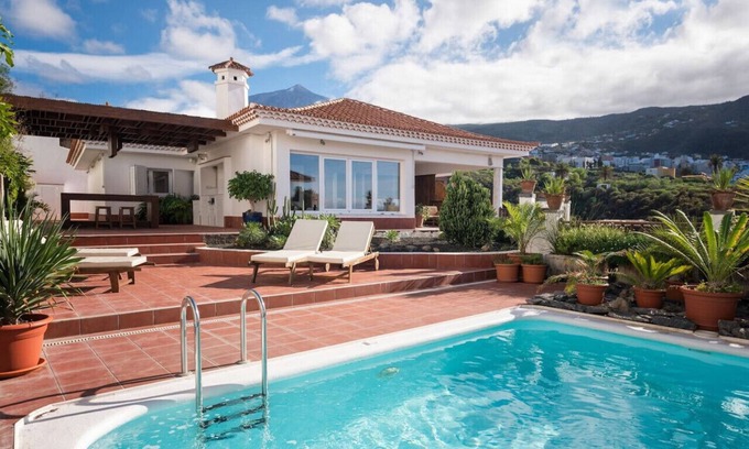 La Mancha Apartamento | Piscina privada climatizada, vistas mar & Teide, wifi, concierge en Villa [apt G]