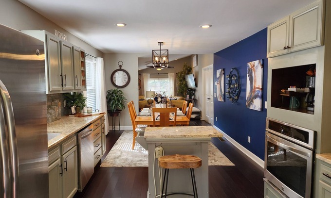 Cliftondale Casa | Casa completa con bañera de hidromasaje: elegante y mejor en su clase 2 camas / 1 baño