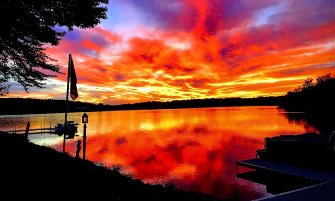 Pocono Lake Casa | Resort privado frente al lago con 200 pies de frente al lago, gran patio trasero y hoguera.