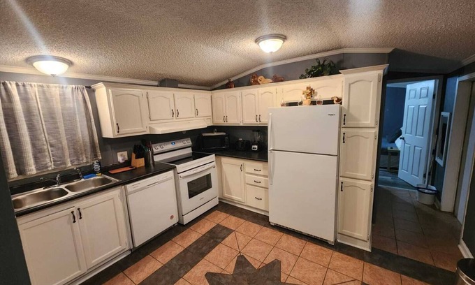 Raleigh Cabina | Private 3-BR Guest House with Full Amenities and Abundant Parking, near Airport.