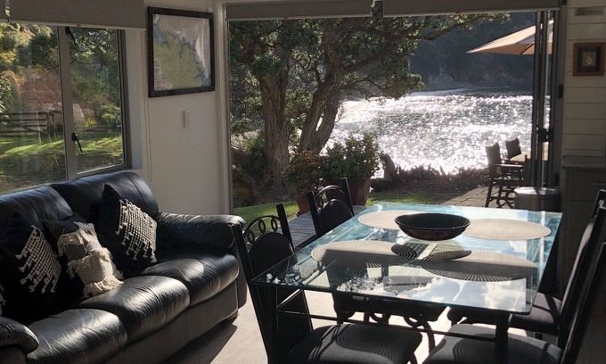 Matauri Bay Cabina | Cabaña de playa privada con rampa para botes en una propiedad costera de 60 acres