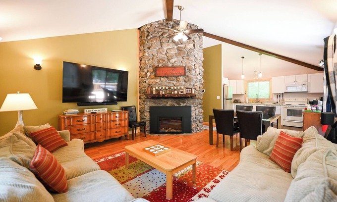 Plymouth Casa | Private Brookside Getaway