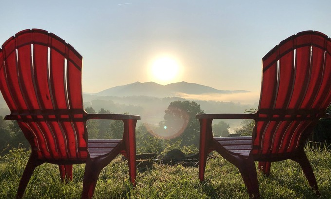 Hayesville Cabina | Cabaña privada con vistas al lago y al monte, acceso de 1 milla al lago, ubicación conveniente.