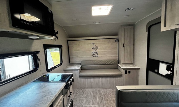 Martinsville Alquiler De RV | Private campground with camper rental in charming Ridgeway