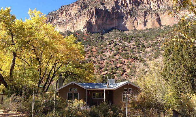 Jemez Springs Cabaña | Casa de campo privada ubicada en el río Jemez y cerca de la ciudad.