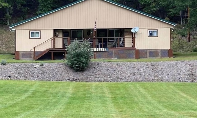 Howard Cabina | Private family lodge on 42 serene acres- 15 minutes to Penn State- Centre County