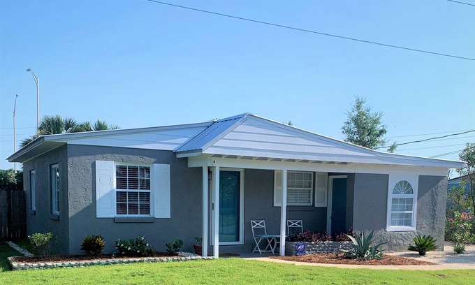 Thomas Drive Casa | Private Family sized Beach House! Short drive to the white sand beaches!