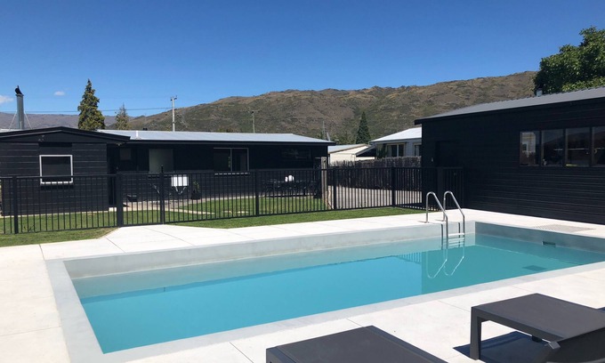 Clyde Casa | Trendy Black Bach y piscina al aire libre