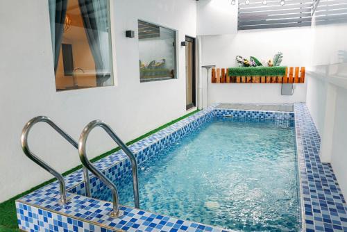 Taman Intan Villa | Private Jacuzzi Pool homestay with 10-14 paxx