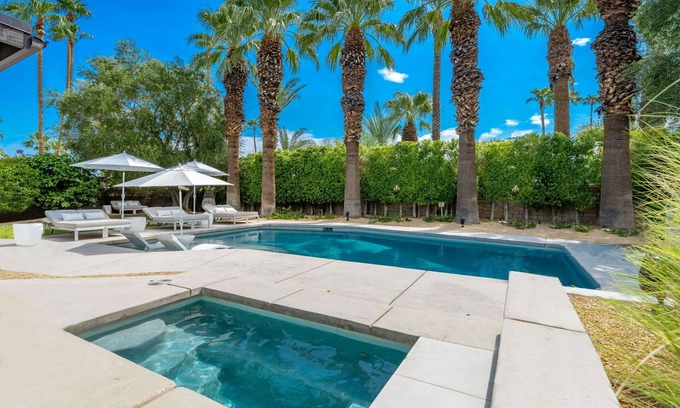 El Mirador Casa | ¡Compuesto privado de mediados de siglo en la famosa colonia de películas con piscina de agua salada!