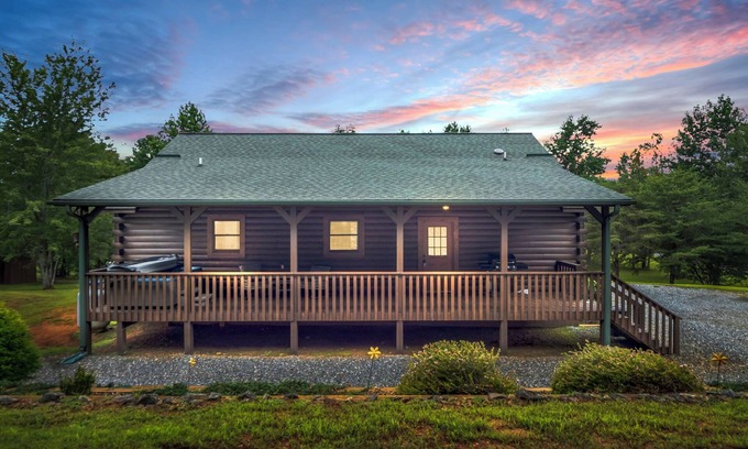 Vein Mountain Cabina | Private Mountain Cabin w/ Hot Tub, Trails & Cozy Firepit