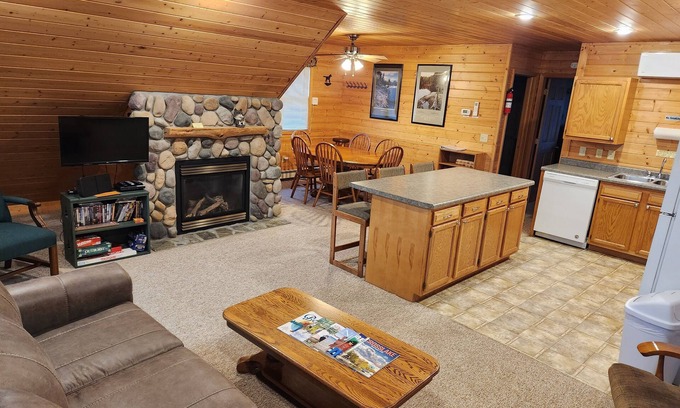 Crosslake Chalet De Esquí | Alojamiento asequible: ¡tranquilo, aislado pero cercano a todo lo que Crosslake tiene para ofrecer!