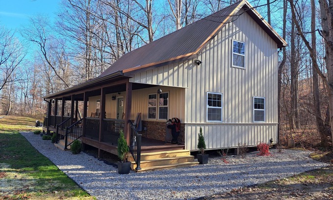 McArthur Cabina | Private pond, fishing, on-site hiking, hot tub and only 15 minutes to Ash Cave!