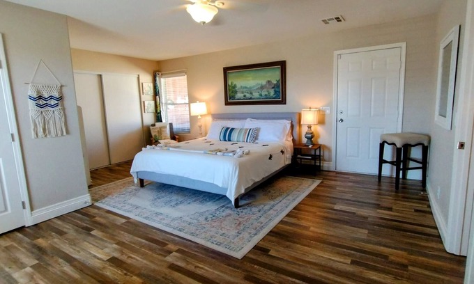 Pahrump Cabaña | Casa de campo tranquila de 1100 pies cuadrados con piscina Vistas a la montaña y herraduras para el fuego