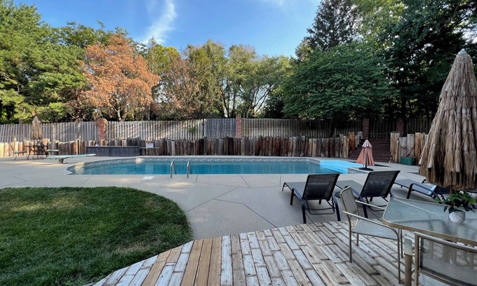 Lincoln Casa | Private Resort Lodge: Pool-Hot Tub—Billiards-Ping Pong--140 gift basket! 5500sf.