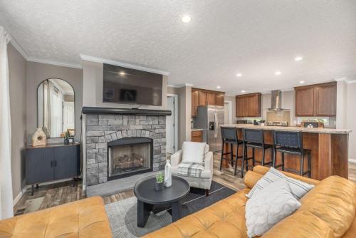 Hendersonville Casa | Private Retreat by the Ecusta Trail and Downtown