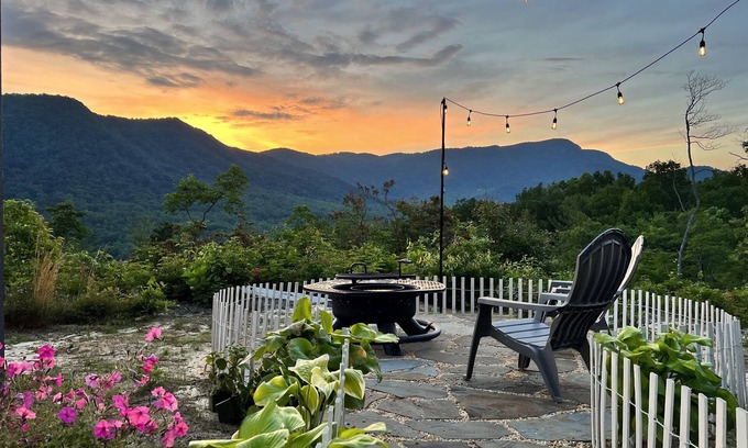 Frank Casa | Private Romantic Loft with a VIEW! Heartbeat Area for Hiking & Waterfalls!