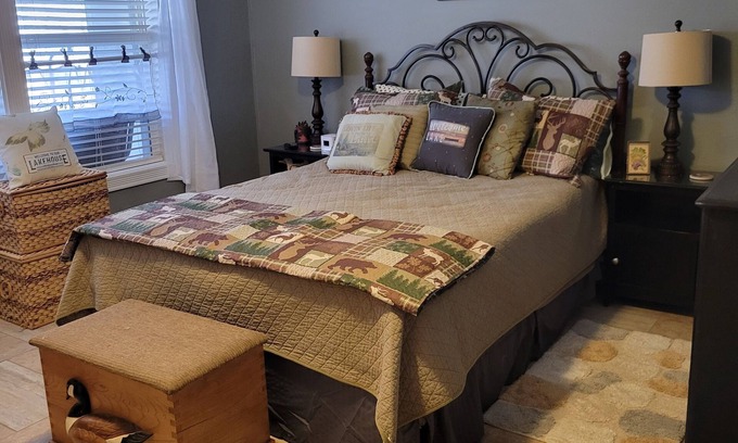 Chariton County Apartamento | Private Room and Living Room on Beautiful Lakefront Getaway