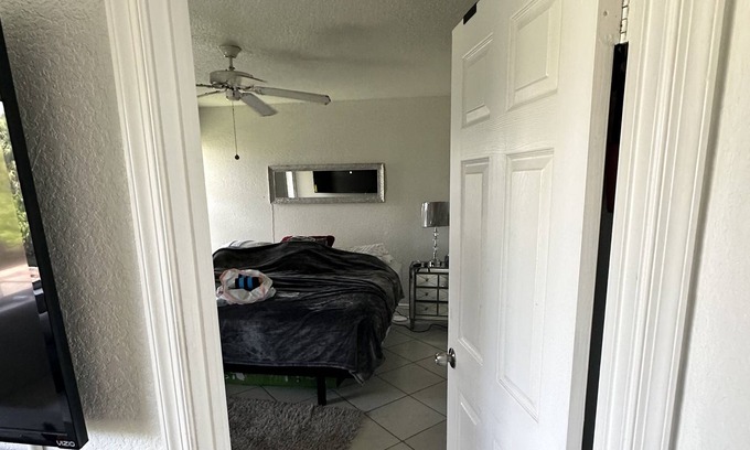 Coral Springs Apartamento | Private Room & BathRm shares living, dinning, kitchen areas and washing machine.