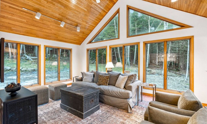 Quechee Casa | Private! Sauna, 3BR/2Ba, Pet-Friendly - Twin Peaks