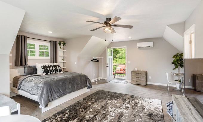 Druid Hills Apartamento | Private Studio Above Garage w/Hot tub Only 1 Mile to Downtown Hendersonville