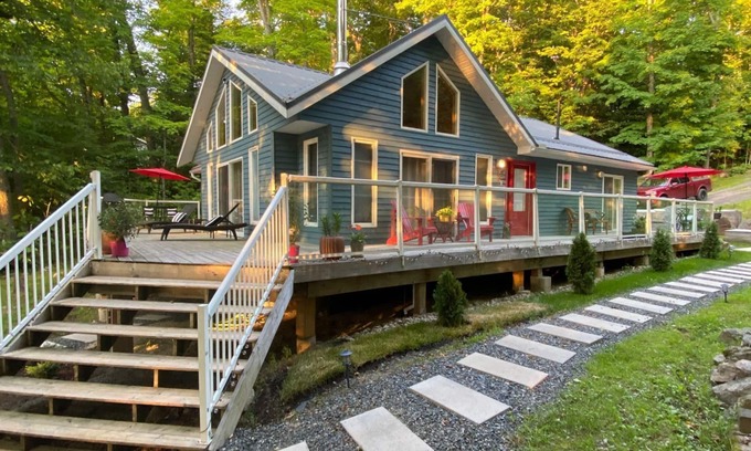 Windermere Cabaña | Private Waterfront Cottage / 3-Bedroom / Hot Tub