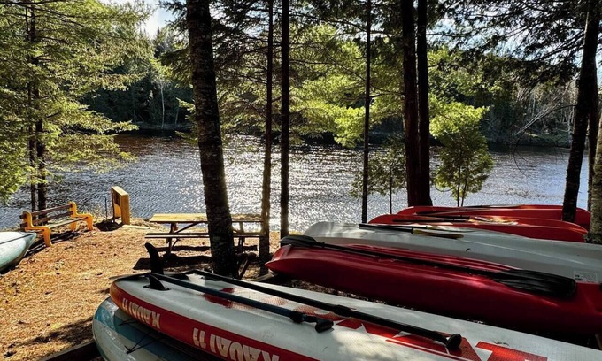 Labelle Chalet De Esquí | Private waterfront Mokki on the famous red River